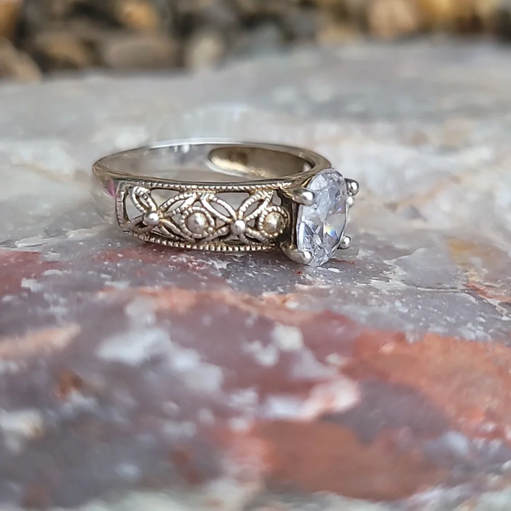 Beautiful Ring - Picture 4 of 5